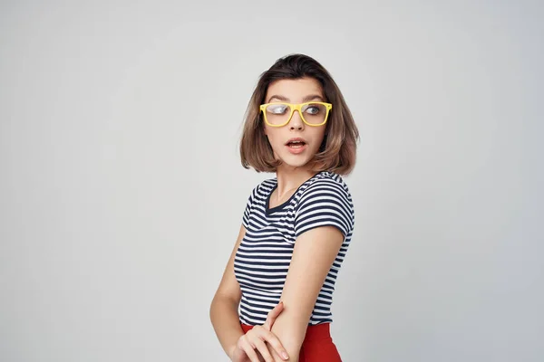 Весела жінка в жовтих окулярах літня студія моди — стокове фото