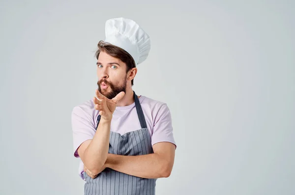 Veselý muž kuchař v uniformě pracovní profesionální kuchyně — Stock fotografie