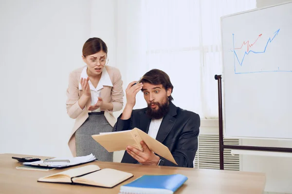 Lustige Kollegen am Arbeitsplatz Büroarbeit Profis — Stockfoto