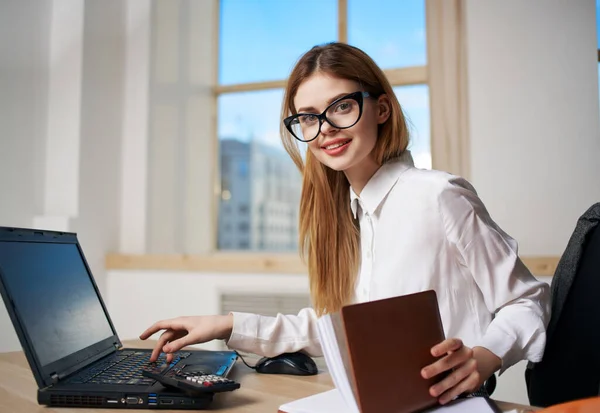 Mulher de negócios em óculos na mesa de trabalho secretária laptop trabalhando — Fotografia de Stock