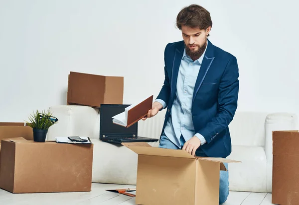 Geschäftsmann beim Packen von Sachen Büro Umzug Job ist ein Beamter — Stockfoto