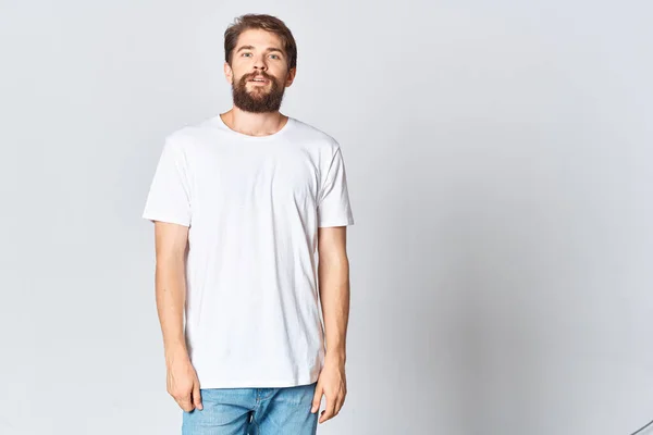 Uomo barbuto in bianco t-shirt e jeans Copia Spazio mockup posa — Foto Stock