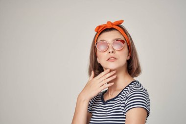 Güneş gözlüğü takan neşeli, modaya uygun bir kadın.