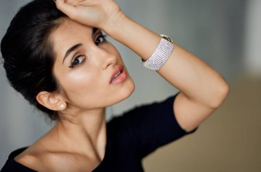 Siyah elbiseli esmer. Makyaj dekorasyonu zarif bir tarz.