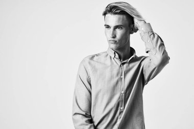 Tişörtlü, modaya uygun siyah beyaz fotoğraf çeken bir adam.