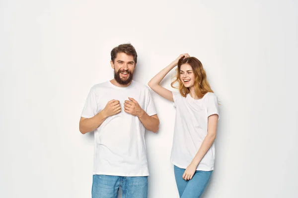 Giovane coppia in bianco t-shirt comunicazione abiti jeans luce sfondo — Foto Stock