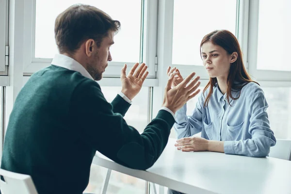 Zakenman en vrouw aan tafel communicatie naar collega — Stockfoto