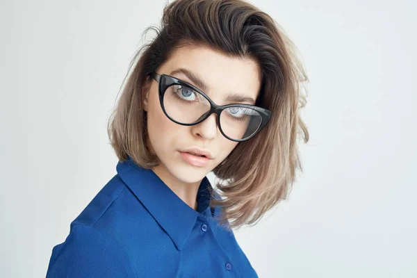 Mujer de negocios con gafas camisa azul moda estilo elegante —  Fotos de Stock