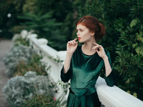 Ελκυστική γυναίκα σε πράσινο φόρεμα κόκκινα χείλη glamor πάρκο καλοκαίρι — Φωτογραφία Αρχείου
