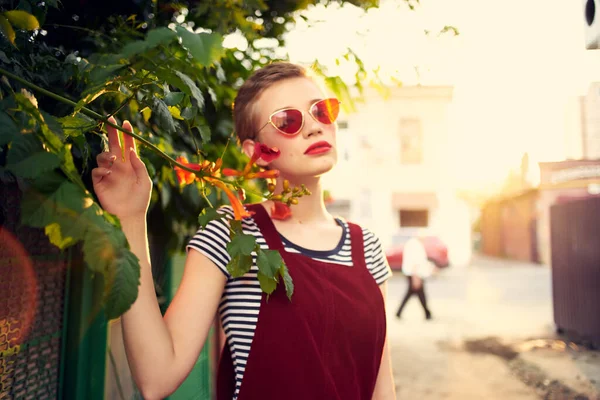 Kvinna bär solglasögon utomhus blommor dekoration sommar — Stockfoto