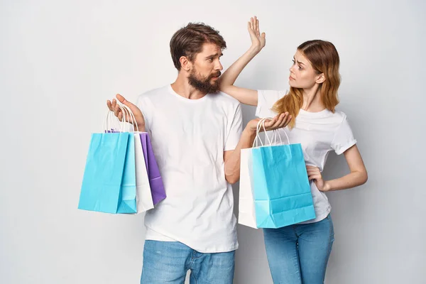 Pareja joven con bolsas de compras entretenimiento venta —  Fotos de Stock