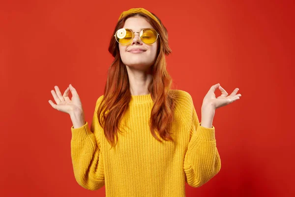 Kvinna i gul tröja med pannband mode modern hipster stil — Stockfoto
