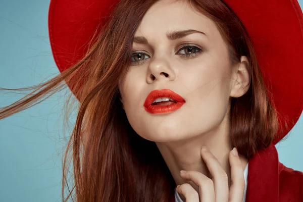 Mujer bastante de moda en sombrero rojo con traje posando fondo azul —  Fotos de Stock