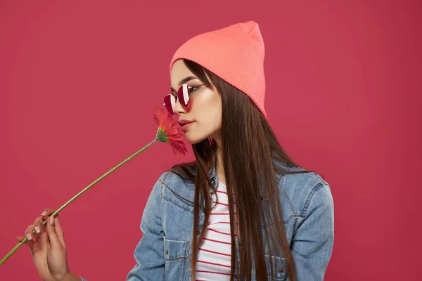 Fille portant des lunettes de soleil portant un chapeau rose fleur rouge mode posant romance — Photo