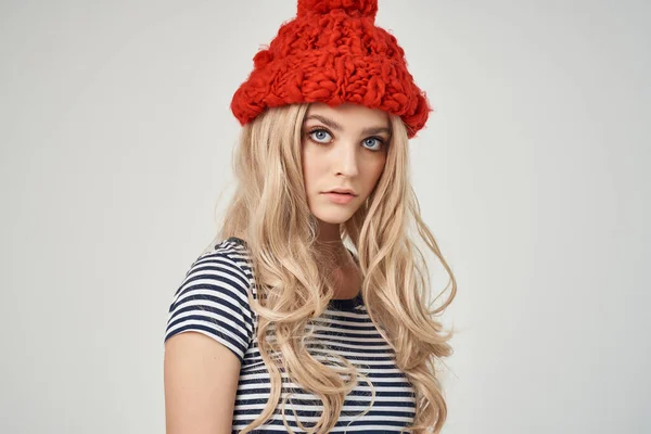 Atraente loira vermelho inverno chapéus estilo moderno moda — Fotografia de Stock