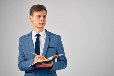 Takım elbiseli bir iş adamı.