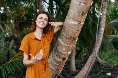 Neşeli kadın adayı gezer palmiye ağacı doğayı gezer.