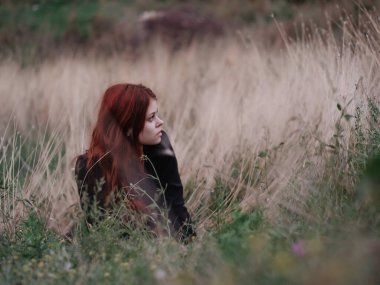 Tarladaki güzel kadın yaz aşklarının üzerinde yatıyor.