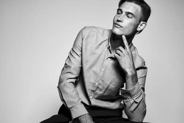 Modieuze man in shirt poseren kapsel glamour studio — Stockfoto