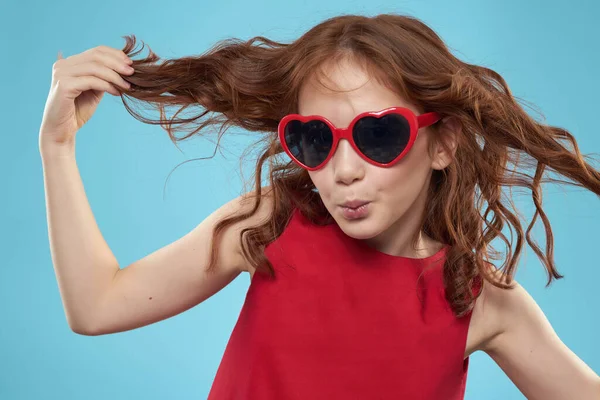 Aranyos lány göndör haj divat gyermekkori szórakozás kék háttér — Stock Fotó