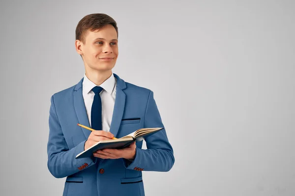 Manager im Anzug Büro Arbeitsunterlagen — Stockfoto