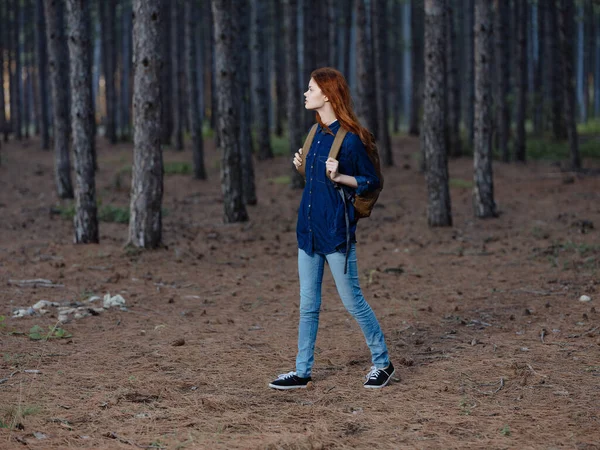 Χαριτωμένο κόκκινο μαλλιά γυναίκα πεζοπόρος σακίδιο στο δάσος ταξίδια — Φωτογραφία Αρχείου
