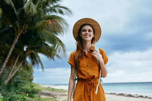 Kvinna turist bär hatt promenad ö exotiska resor — Stockfoto