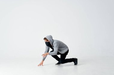 Hırsız adam para çalıyor. Gizliliği bozuyor.