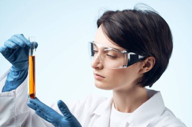 Kadın bilim adamı laboratuvar araştırması tanı analizi yapar.
