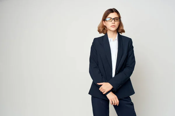 Biznes kobieta w czarnym garniturze nosi okulary samopoczucie biuro — Zdjęcie stockowe