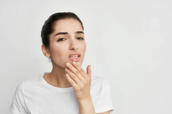 Kvinna med tandvärk håller ansikte medicin tandvård — Stockfoto