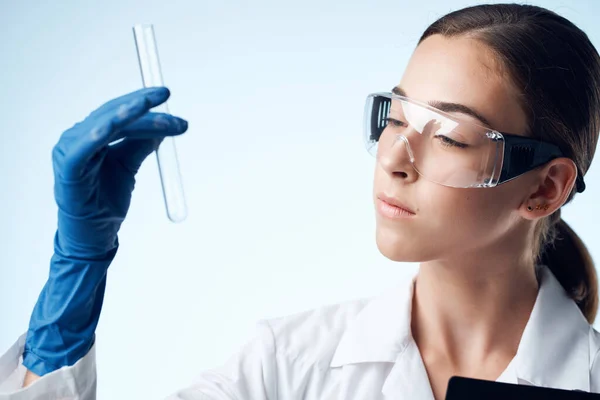 Mujer doctor ciencia investigación experimentos química —  Fotos de Stock