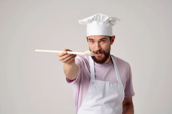 Chef en uniforme ustensiles de cuisine travail de cuisine — Photo