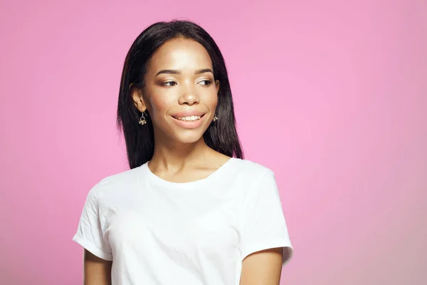 Bella donna in bianco t-shirt aspetto africano trucco dei capelli lunghi — Foto Stock