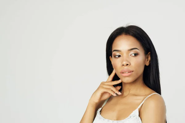 Vrouw afrikaanse uiterlijk aantrekkelijk look poseren close-up cosmetica — Stockfoto