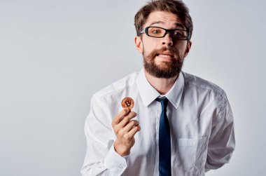 İş adamı kripto para birimi bitcoin finansal ekonomi yatırımı