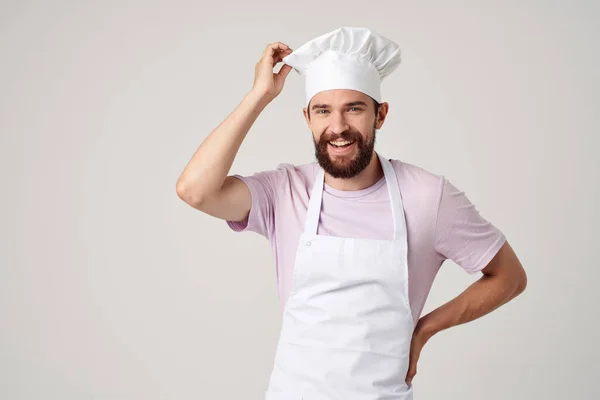 Chef masculino barbudo em emoções uniformes cozinha profissional — Fotografia de Stock