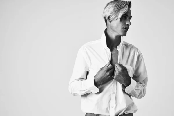 Homem de camisa branca segurando colarinho estilo elegante auto-confiança Studio — Fotografia de Stock