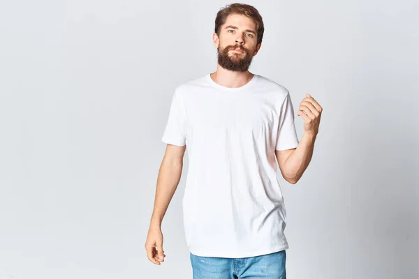 Hombre barbudo alegre en camiseta blanca café espacio publicidad diseño — Foto de Stock