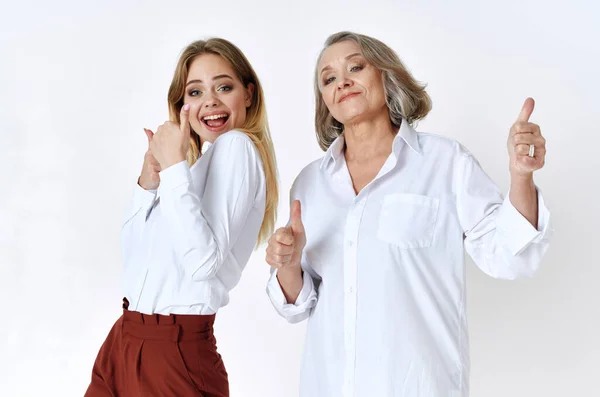 Mãe e filha em camisas brancas ficar lado a lado emoção amor familiar — Fotografia de Stock