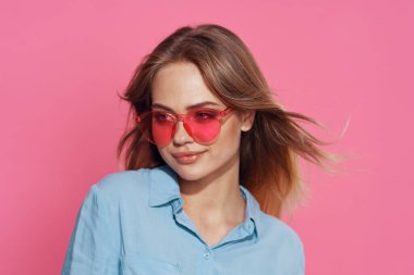 Pembe gözlüklü güzel bir sarışın.