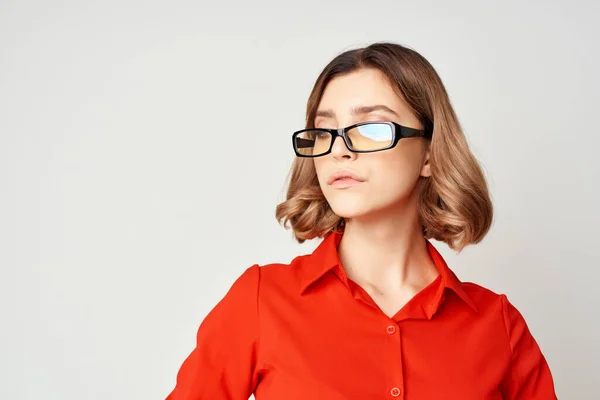 Femme en chemise rouge portant des lunettes manager bureau de travail — Photo