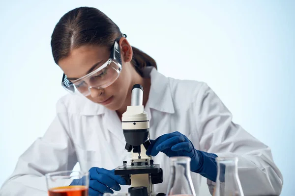 Médico fêmea medicina laboratório microscópio de pesquisa — Fotografia de Stock