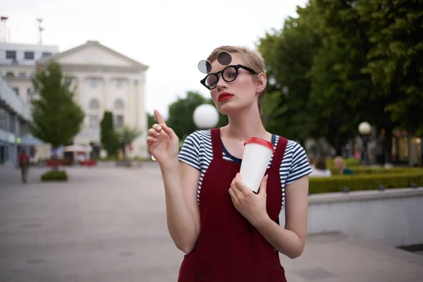 Vacker kvinna med glasögon talar i telefonen på gatan livsstil — Stockfoto