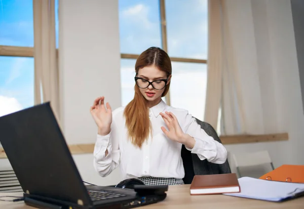 Secretário sentado na frente de laptop profissional de tecnologia de escritório — Fotografia de Stock