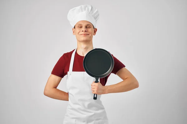 Kucharz w mundurze Patelnia w rękach profesjonalnej kuchni restauracyjnej — Zdjęcie stockowe