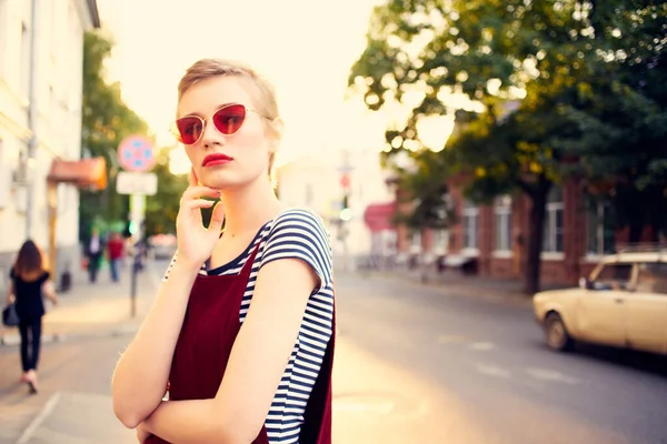 Kvinna bär solglasögon utomhus promenad mode sommar livsstil — Stockfoto