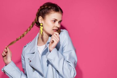 örgülü mavi kadın ceketi gençlik tarzı sarı küpe dekorasyonu pembe arka plan