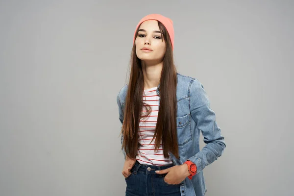 Vrij modieuze vrouw moderne stijl kleding poseren grijze achtergrond — Stockfoto