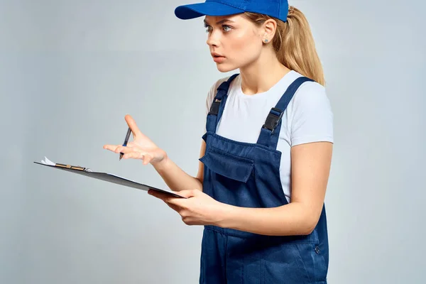 Женщина в рабочей форме синяя кепка образ жизни — стоковое фото